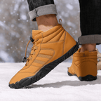 Winter Pro Barfußschuh in Goldgelb beim Gehen im Schnee