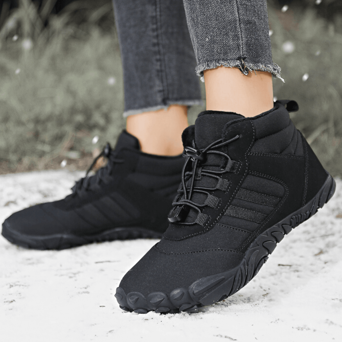 Winter Pro Barfußschuh in Schwarz beim Gehen im Schnee