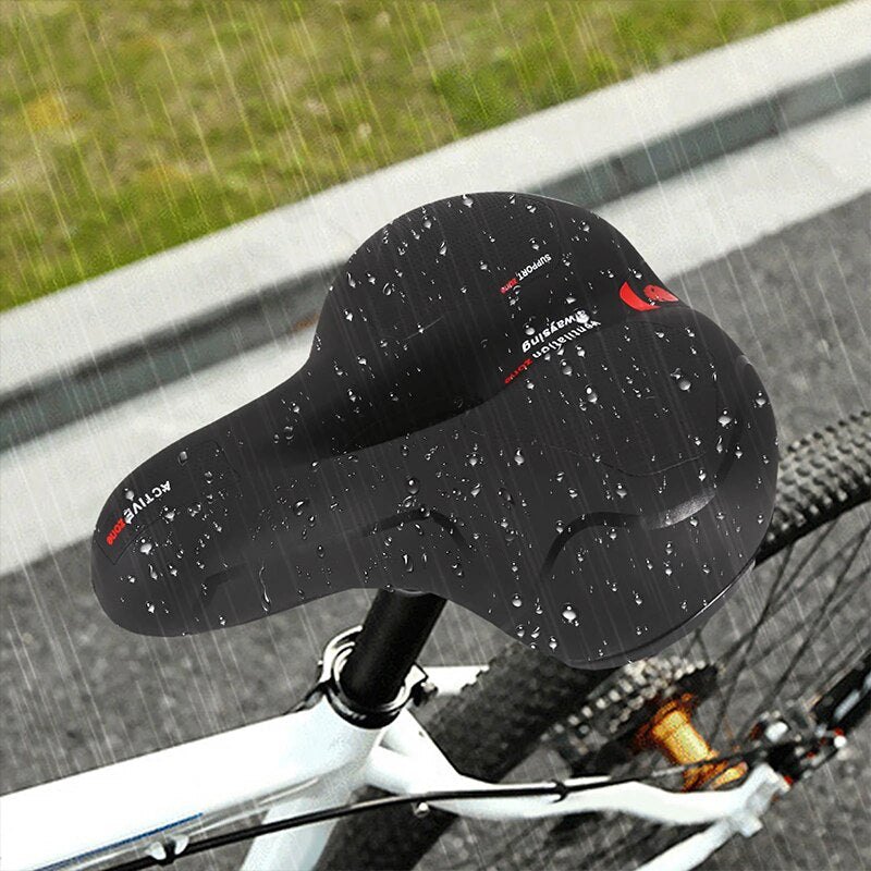 Fahrradsattel am Fahrrad montiert im Regen
