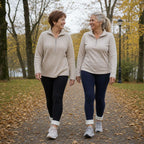 Zwei Personen tragen Thermo-Leggings in Schwarz und Marineblau beim Spaziergang