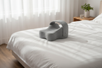 Kniekissen auf dem Bett