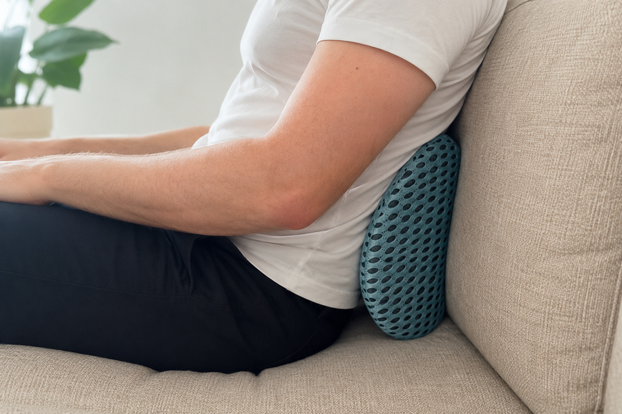 Lendenstützkissen in Blau, verwendet beim Sitzen auf dem Sofa